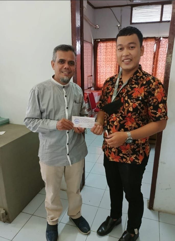 Penyerahan santunan kepada siswa SMKN 14 Medan yang dhuafa oleh BKM Asy Syafi'iyah Jl. Karya Dalam diwakili oleh Pengurus BKM Ust. Drs. Muhammad Rais, M.Pd., M.Si.