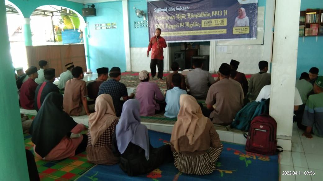 Pemberian materi oleh Ust. Baringin Siregar, S.Ag. saat Pesantren Kilat Ramadhan 1443H